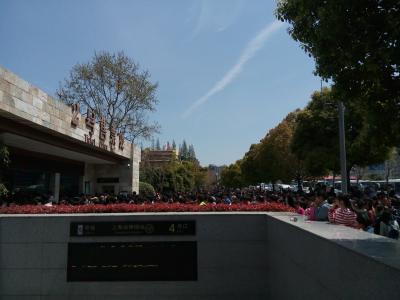 Schlangen vor dem Ticketschalter des Shanghaier Zoos